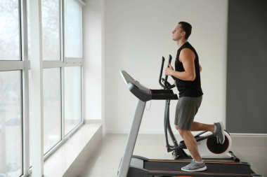 Spor salonunda treadmill sportif genç adam