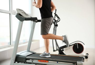 Spor salonunda treadmill sportif genç adam