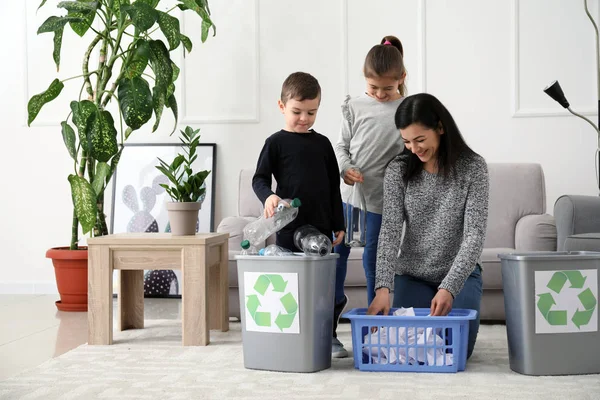 Familia clasificando basura en casa. Concepto de reciclaje —  Fotos de Stock