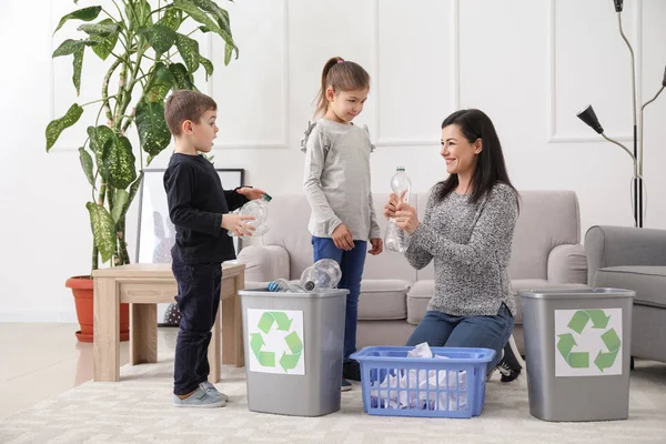 Familie sorteren van vuilnis thuis. Concept van recycling — Stockfoto