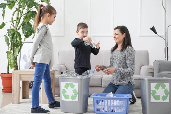 Familia clasificando basura en casa. Concepto de reciclaje — Foto de Stock