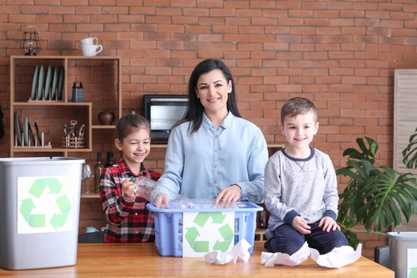 Familia clasificando basura en casa. Concepto de reciclaje —  Fotos de Stock