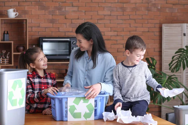 Familia clasificando basura en casa. Concepto de reciclaje —  Fotos de Stock