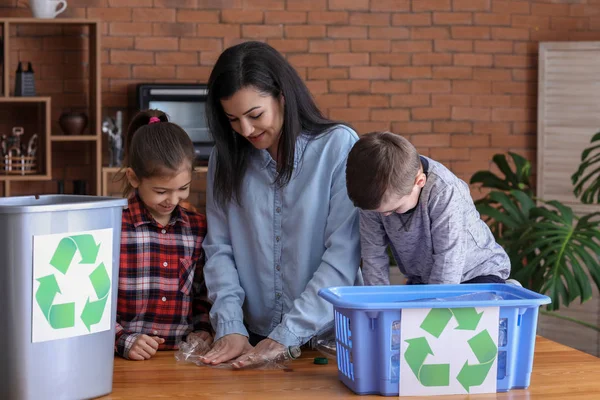 Familia clasificando basura en casa. Concepto de reciclaje — Foto de Stock