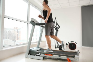 Spor salonunda treadmill sportif genç adam