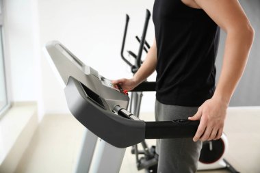 Spor salonunda treadmill sportif genç adam