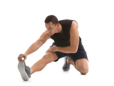 Sportif genç adam beyaz arka planı eğitim