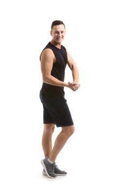 Beyaz arka plan üzerinde poz sportif genç adam