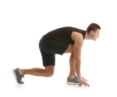 Crouch başlangıç konumunda beyaz arka plan sportif genç adam