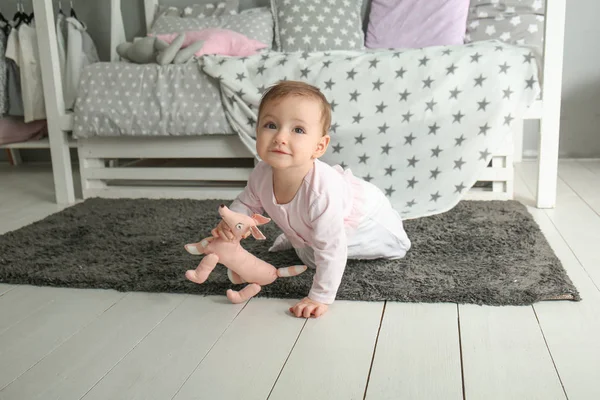 Nettes Baby-Mädchen mit Spielzeug zu Hause — Stockfoto