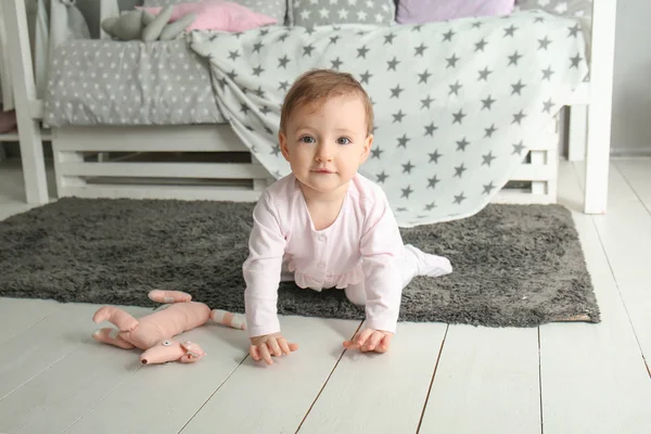 Nettes Baby-Mädchen mit Spielzeug zu Hause — Stockfoto