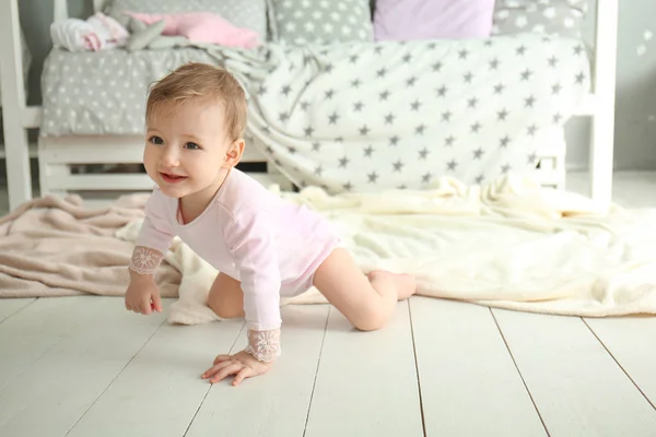 Niedliche Baby-Mädchen kriechen auf dem Boden — Stockfoto