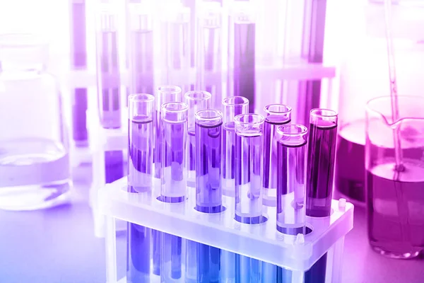 Probówek z próbkami w tabela w laboratorium — Zdjęcie stockowe