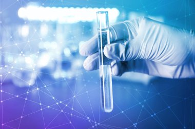 Tüp sıvı örneği ile tutarak laboratuar işçisi