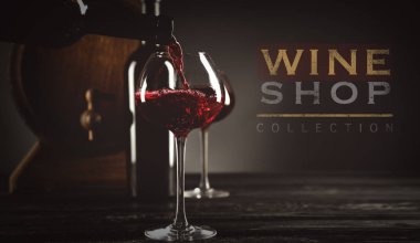 Siyah arka planda şişeden cama şarap dökülüyor.