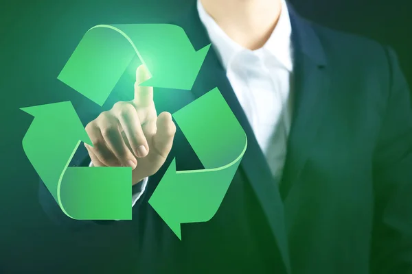 Joven hombre de negocios con símbolo de reciclaje sobre fondo oscuro, primer plano —  Fotos de Stock