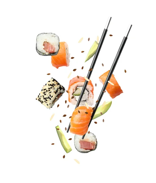 Rouleaux de sushi savoureux, avocat et baguettes sur fond blanc — Photo