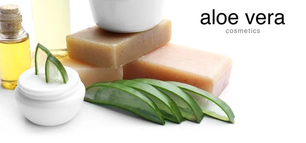 Produits cosmétiques avec Aloe Vera sur fond blanc — Photo