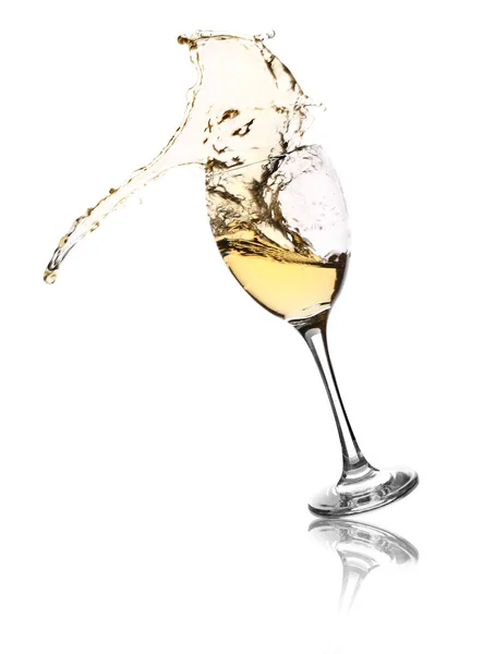 Dalende glas met spatten van wijn op witte achtergrond — Stockfoto