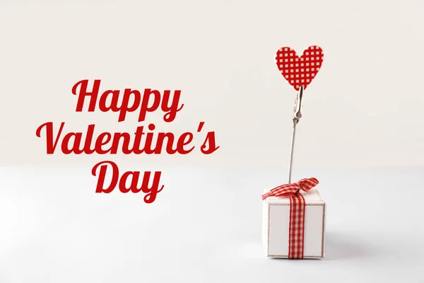 Regalo con corazón rojo sobre fondo blanco. Celebración de San Valentín —  Fotos de Stock