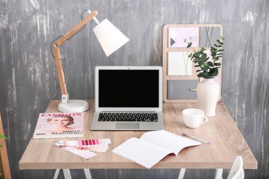 Şık çalışma alanı gri duvarının yakınında modern bilgisayar ile