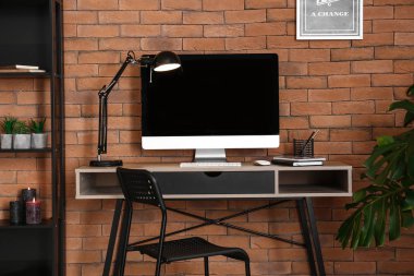 Şık çalışma alanı yakınındaki duvara modern bilgisayar ile