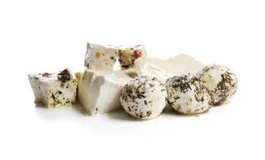 Baharat beyaz zemin üzerine lezzetli peynir çeşitleri