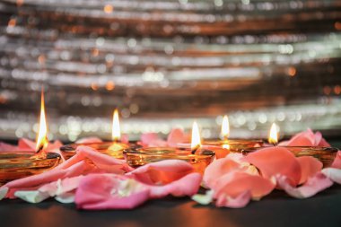 Divaly kutlama karanlık tablo için çiçek yaprakları ile yanan mumlar