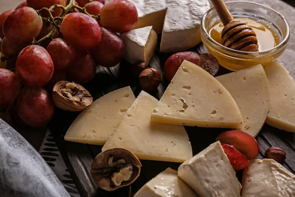 Választék, ízletes sajt, méz és a szőlő, a fedélzeten — Stock Fotó