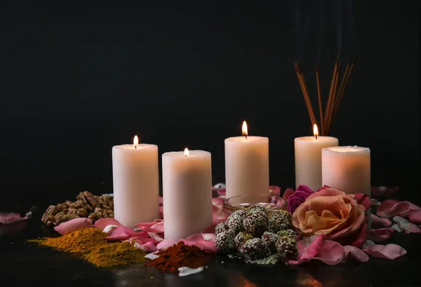 Праздничная композиция для празднования Дивали на тёмном фоне — стоковое фото
