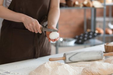 Bayan baker mutfakta hamur yapma