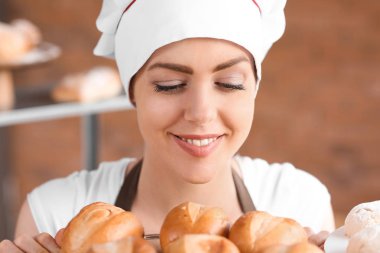 Mutfakta taze pişmiş ekmeği ile kadın Şef