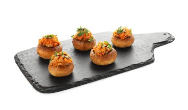 Beyaz zemin üzerine lezzetli mantar dolması ile kayrak plaka