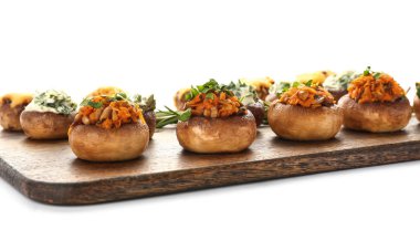 Ahşap tahta beyaz zemin üzerine lezzetli mantar dolması ile