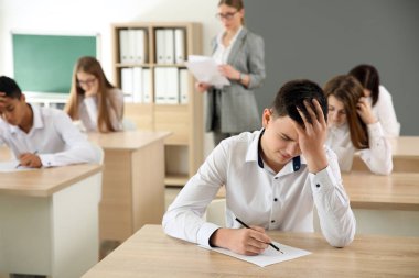 Okul geçen Öğrenciler sınıfta test