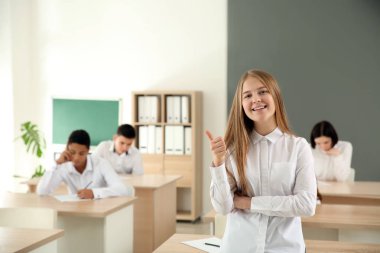 Sınıfta okul testi geçtikten sonra mutlu kız