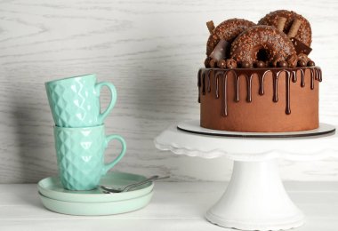 Beyaz masa üzerinde tatlı çikolatalı kek ile stand