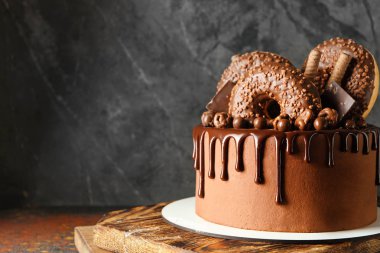 tablo üzerinde tatlı çikolatalı kek