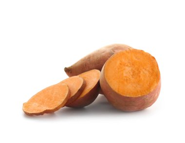 RAW tatlı patates beyaz arka plan üzerinde kesmek.