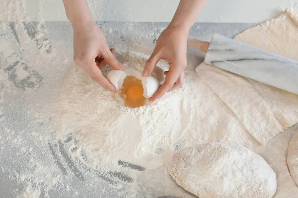 Panettiere donna che fa la pasta in cucina — Foto Stock