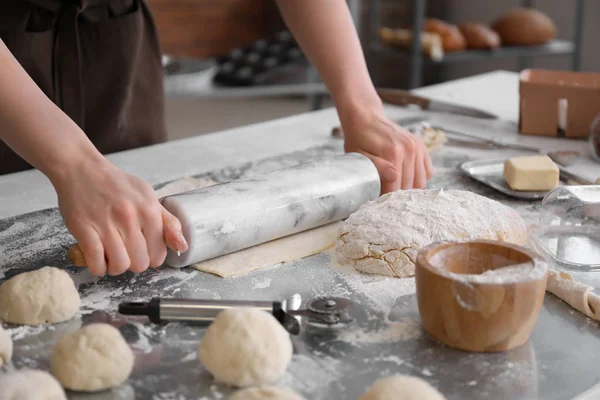 Panadero hembra haciendo masa para bollos en la cocina —  Fotos de Stock