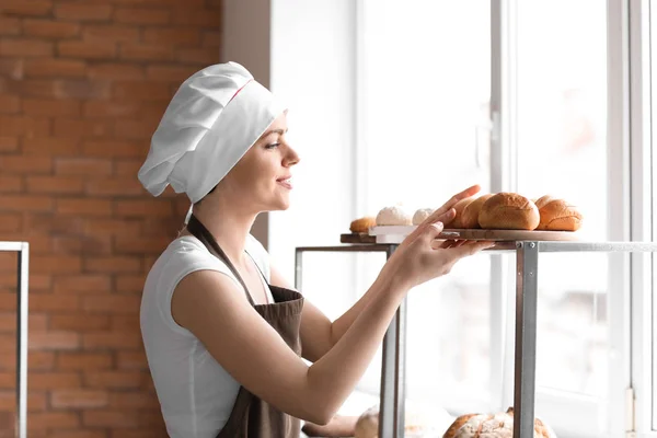 Female chef with freshly baked buns in kitchen — Stock Photo, Image