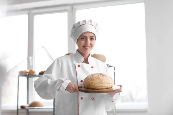 Chef feminino com pão recém-assado na cozinha — Fotografia de Stock