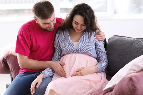 Ευτυχισμένο ζευγάρι έγκυος ξεκουράζονται στο σπίτι — Φωτογραφία Αρχείου