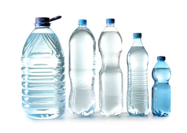 白い背景にきれいな水の異なるボトル — ストック写真