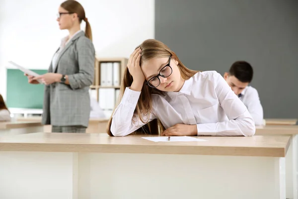 Girl passing school test in classroom — Stock Photo, Image