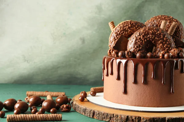 Sladký čokoládový dort na stole — Stock fotografie