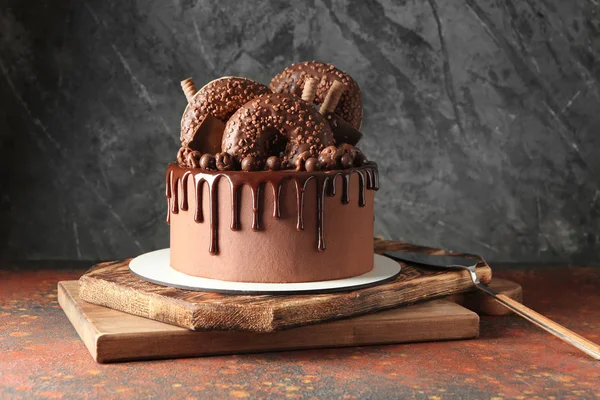 Sweet chocolate cake on table — Stock Photo, Image