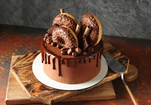 Sweet chocolate cake on table — Stock Photo, Image