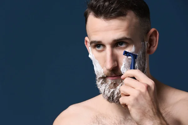 Barbudo hombre afeitándose sobre fondo oscuro — Foto de Stock